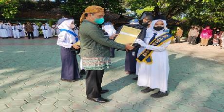 Pemberian Penghargaan Kepada Siswa Berprestasi DI Hari Pendidikan Nasional 2022